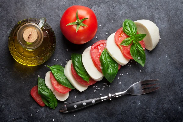 Caprese salatası. Mozzarella peyniri, domates ve fesleğen — Stok fotoğraf