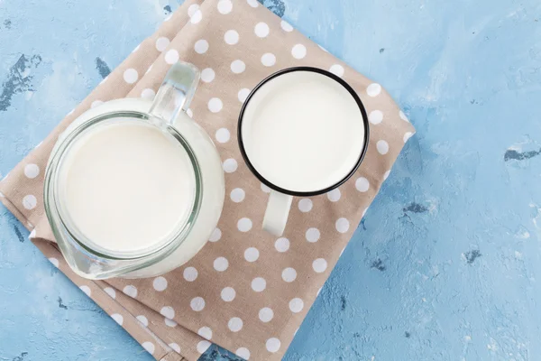 Молочный кувшин и чашка — стоковое фото