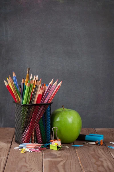 Material escolar y de oficina y manzana — Foto de Stock