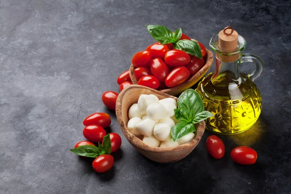 Queso mozzarella, tomates y albahaca —  Fotos de Stock