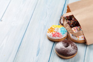 Kağıt torba içinde renkli donut