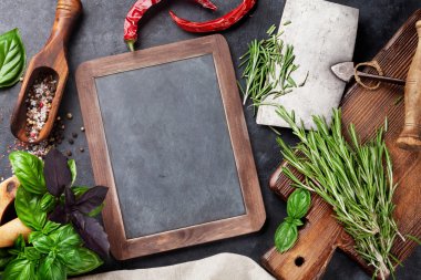 Bitkiler ve baharatlar masada.