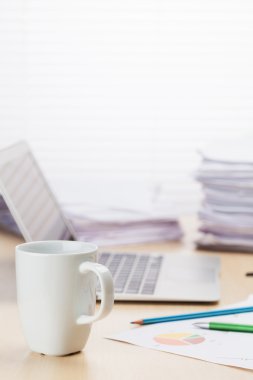 Ofis işyeri kahve, dizüstü bilgisayar ve sarf malzemeleri