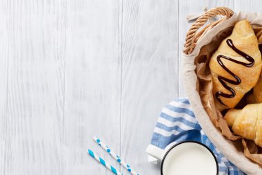 Taze kruvasanlar ve süt