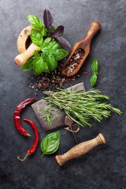 Bitkiler ve baharatlar masada.