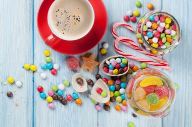 Renkli şekerler ve kahve