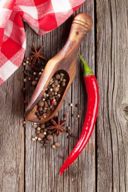 Baharatlar ahşap masada