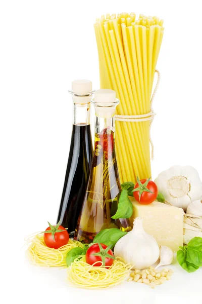 Pasta, tomatoes, garlic and parmesan — Stock Photo, Image