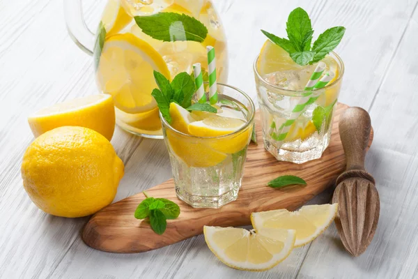 レモン、ミント、氷とレモネード — ストック写真