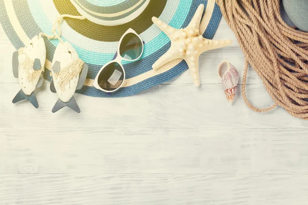 Accesorios de playa. Sombrero, gafas de sol y estrellas de mar —  Fotos de Stock