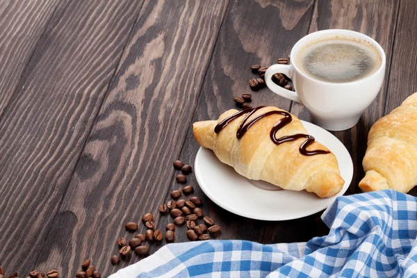Fresh croissants and coffee — Stock Photo, Image