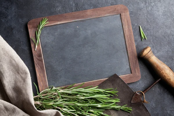 Herbes et épices sur la table — Photo