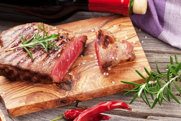 Steak de bœuf grillé et vin — Photo