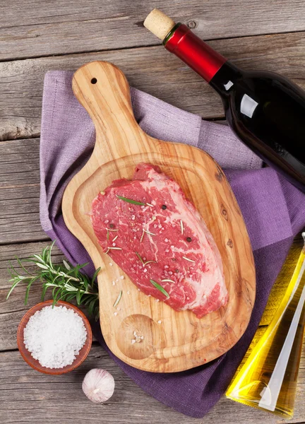 Steak de bœuf cru aux épices et herbes — Photo