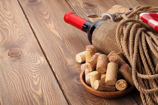 Garrafa de vinho tinto, rolhas e saca-rolhas — Fotografia de Stock