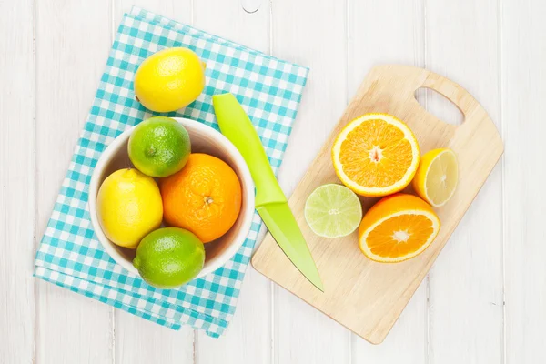 柑橘系の果物。オレンジ、ライム、レモン — ストック写真