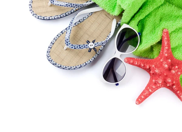 Flip flop, havlu, güneş gözlüğü ve deniz yıldızı — Stok fotoğraf
