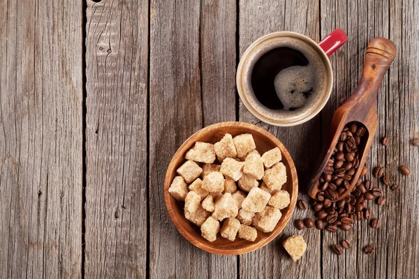 Kaffeetasse, Bohnen und brauner Zucker — Stockfoto
