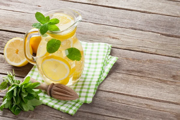 Limonade mit Zitrone, Minze und Eis — Stockfoto