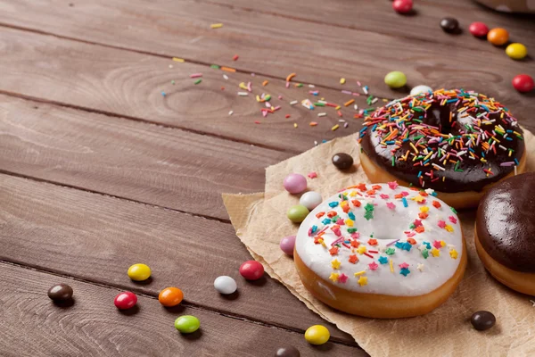 Donuts y caramelos en la mesa —  Fotos de Stock