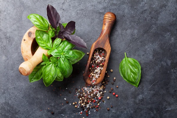 Ervas aromáticas e especiarias na mesa — Fotografia de Stock