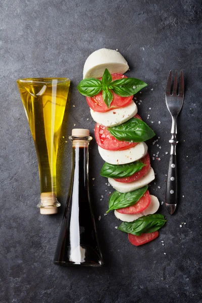 Caprese salad. Mozzarella, tomatoes and basil — Stock Photo, Image