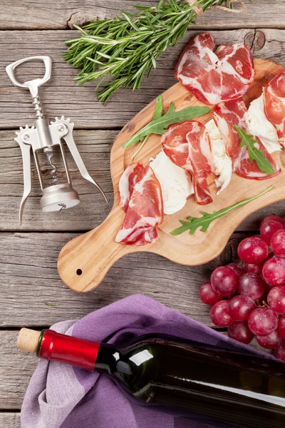 Jambon ve mozzarella ile kırmızı şarap — Stok fotoğraf