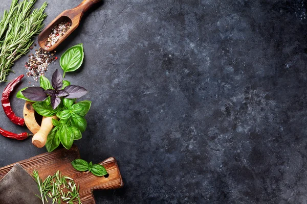 Ervas aromáticas e especiarias na mesa — Fotografia de Stock