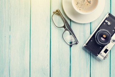 kamera, gözlük ve kahve içeren tablo