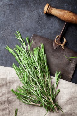 Bitkiler ve baharatlar masada.