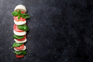 Mozzarella peyniri, domates ve fesleğen.
