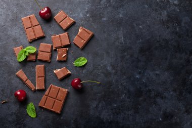 Çikolata ve kiraz çilek