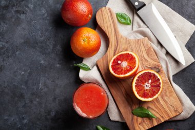 Taze olgun kırmızı portakal ve meyve suyu