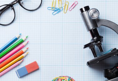 Okul malzemeleri kağıt üzerinde