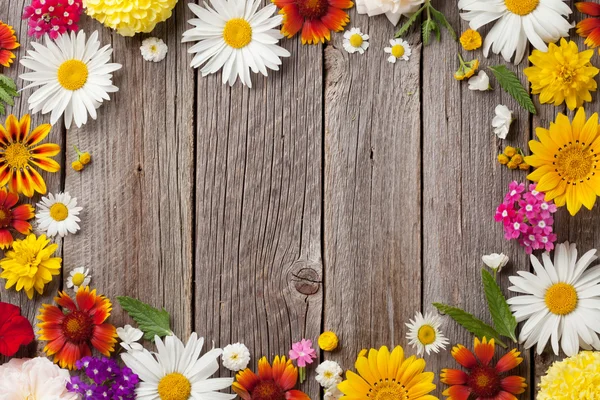 Fiori da giardino sul tavolo di legno — Foto Stock