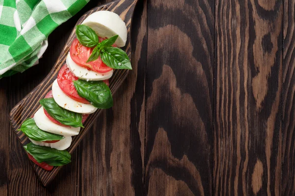 Salát Caprese. Mozzarellou, rajčaty a bazalkou — Stock fotografie