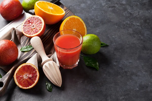 Färska citrusfrukter och juice — Stockfoto