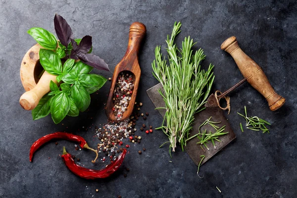 Fűszernövények és fűszerek az asztalon — Stock Fotó