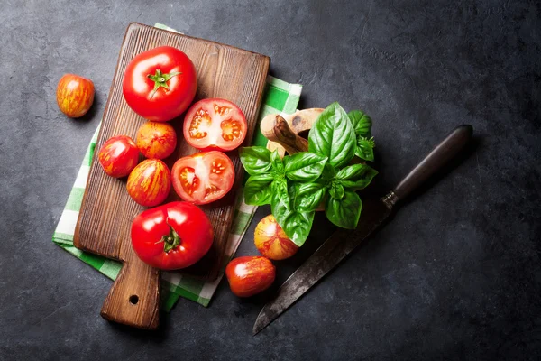 Verse rijpe tuin tomaten en basilicum — Stockfoto