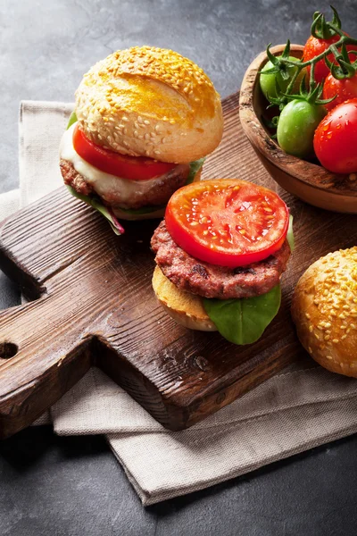 Саморобні гамбургери з яловичиною — стокове фото