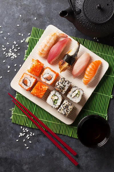 Conjunto de sushi, maki e chá verde — Fotografia de Stock