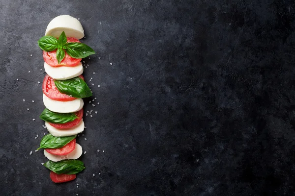 Mozzarella, Tomaten und Basilikum. — Stockfoto