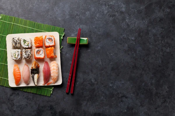 Набор суши и рулонов маки — стоковое фото