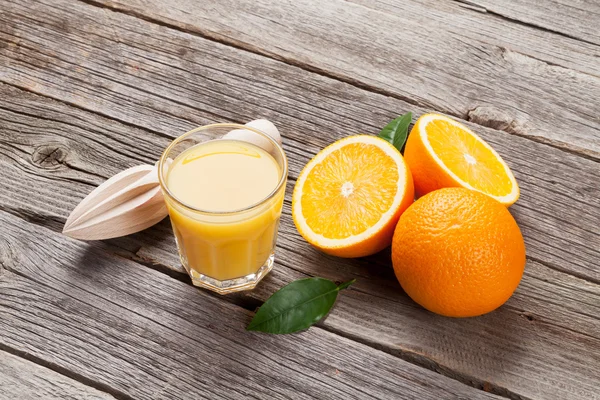 Frische reife Orangen und Saft — Stockfoto