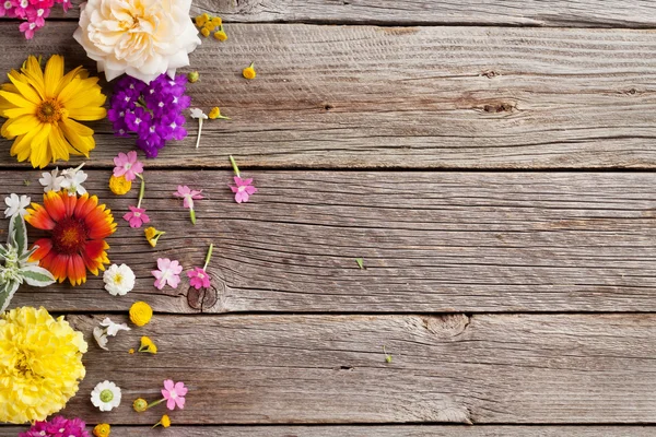 Flores de jardín sobre mesa de madera — Foto de Stock