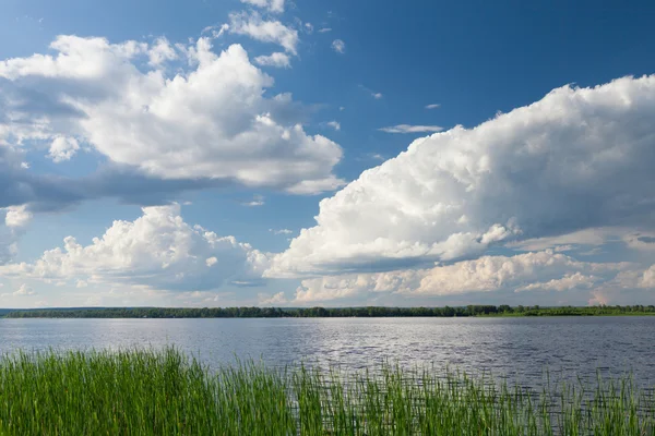 Paisaje con río y cielo nublado — Foto de Stock