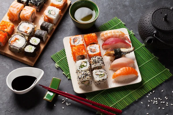 Conjunto de sushi, maki e chá verde — Fotografia de Stock