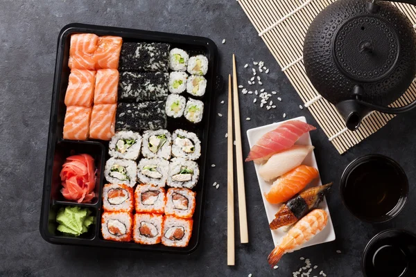 Set sushi, maki en groene thee — Stockfoto