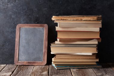 Kitap ve tebeşir tahtası 