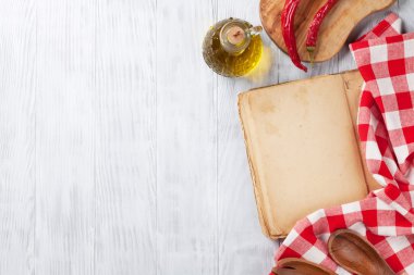 Mutfak masasında yemek kitabı, mutfak eşyaları ve malzemeler ile